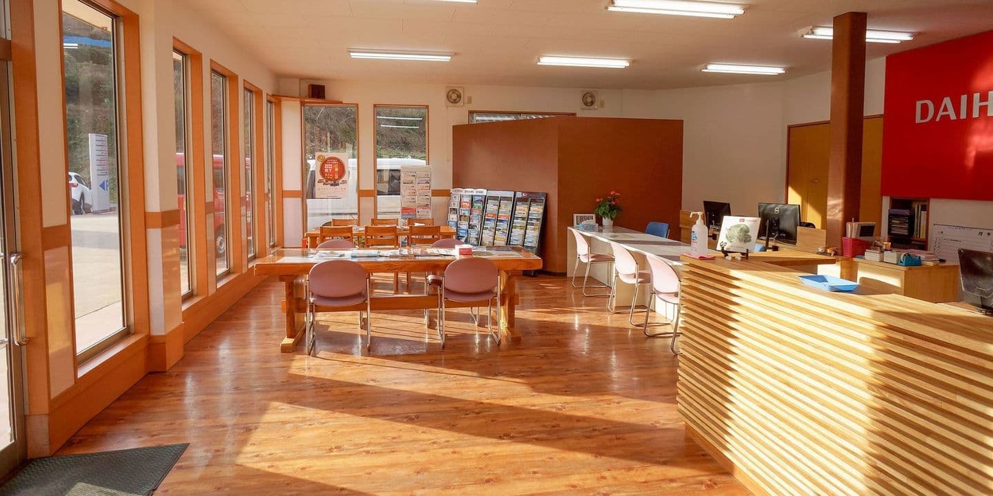 窓がある店内
